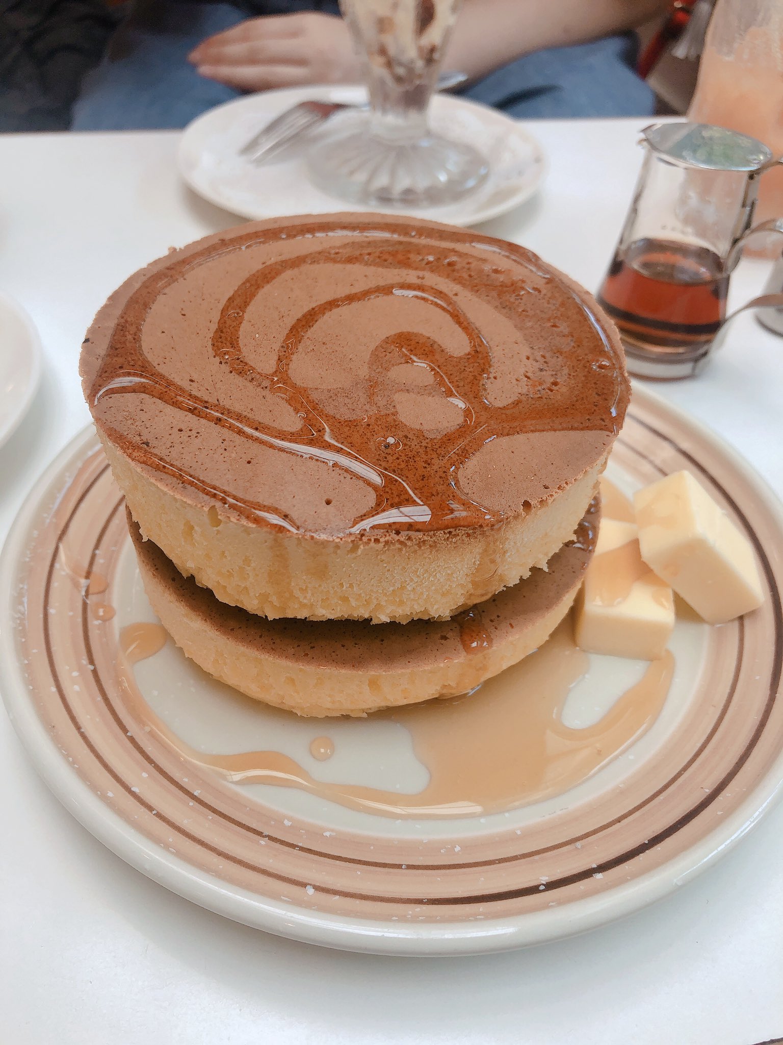 Ukai 鎌倉 イワタコーヒーにて 目玉の厚いホットケーキ ココアも生クリームがトッピングされてて美味かった T Co Leliloymhe Twitter