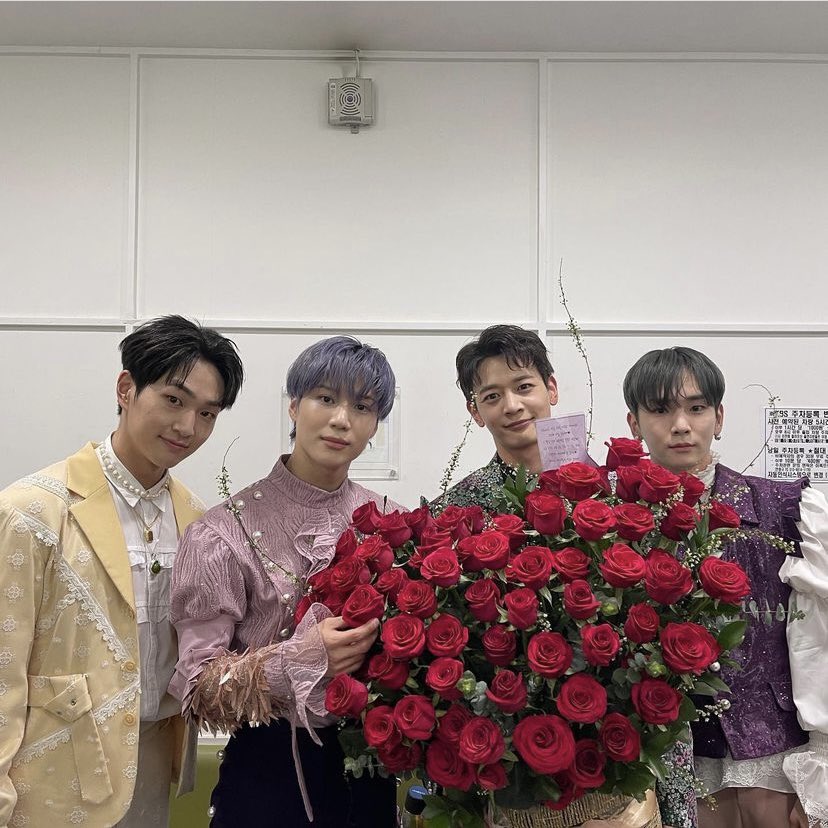 myulchos's tweet photo. Key インスタ訳①
これでSHINeeのチャプター7は締めくくりを迎えましたね。今までのアルバムも当然そうだけど、今回のアルバムは特に記憶に長く残りそうです。愛をくださった多くの方々に感謝し、応援してくださった方々にも応えられるようにもっともっと悩んでいきます！(続く→) https://t.co/8uoMnKOQph