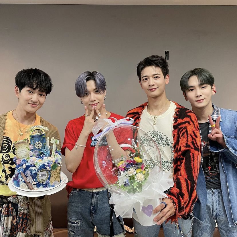 myulchos's tweet photo. Key インスタ訳①
これでSHINeeのチャプター7は締めくくりを迎えましたね。今までのアルバムも当然そうだけど、今回のアルバムは特に記憶に長く残りそうです。愛をくださった多くの方々に感謝し、応援してくださった方々にも応えられるようにもっともっと悩んでいきます！(続く→) https://t.co/8uoMnKOQph