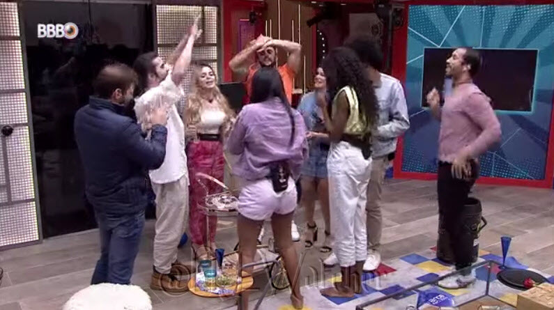  The Roberto Carlos Celebration show is now over and the Housemates Sing Happy Birthday one last time 