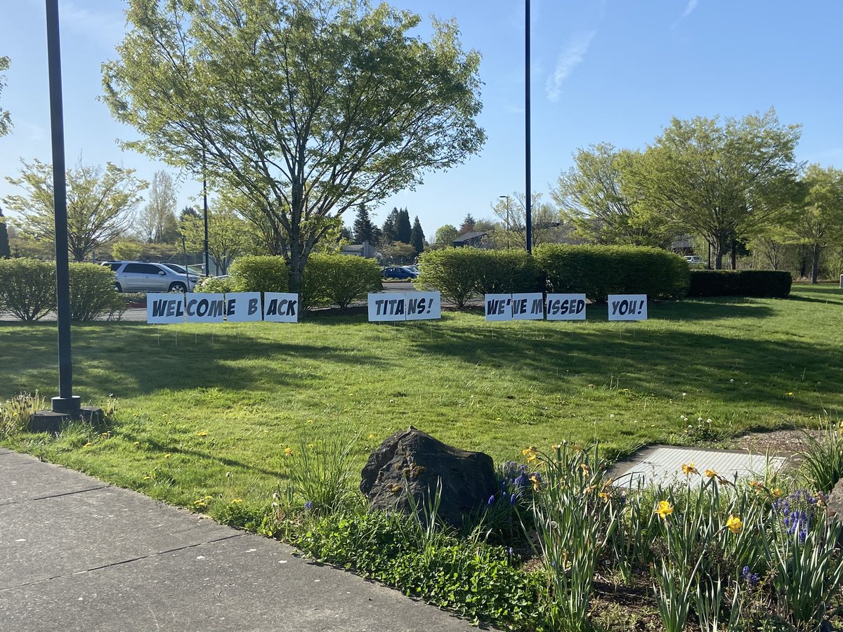 STHS_Titans's tweet photo. It was a beautiful day to welcome back our cohort A students!! ☀️ https://t.co/HYjQye52UX