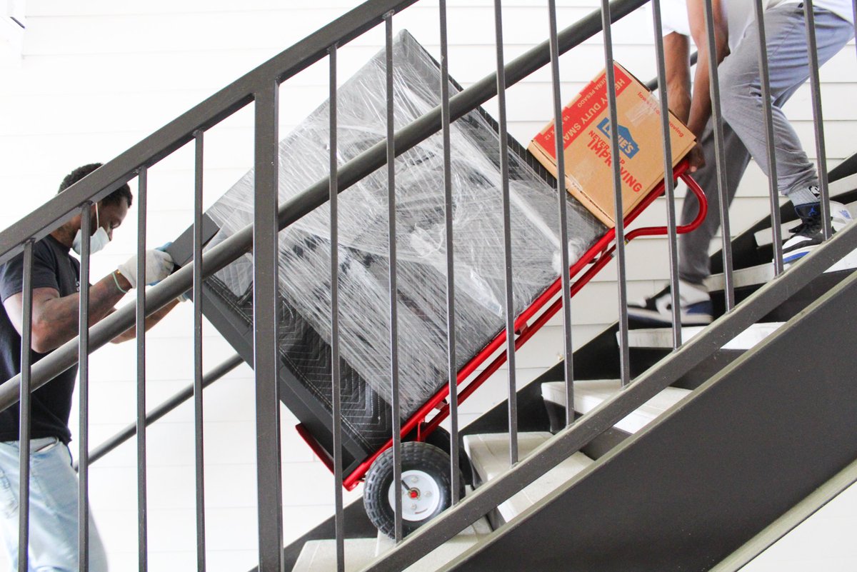 YourBudgetMover's tweet photo. Your valuables are always in GREAT hands with our crew members!! 
.
.
.
.
.
#localmovers #raleighmoving #nc #localbusinessnc #professionalmovers #makingadifference #makemovingsimple #movingservices #movingcompany #movers #moving #letskeepmoving #makemovingeasyagain https://t.co/kuS9f1YN0I