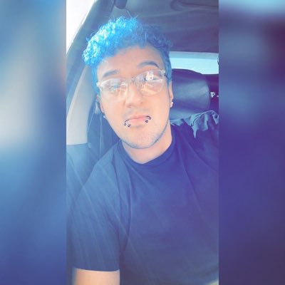 __S3RGIO__'s tweet photo. #NewProfilePic #Blue #BlueHair #Curls #CurlyHair #BlueCurlyHair #BlueCurls #Piercings #Snakebites #ME 🔹🔷🔹 https://t.co/YSZ4HNGInL