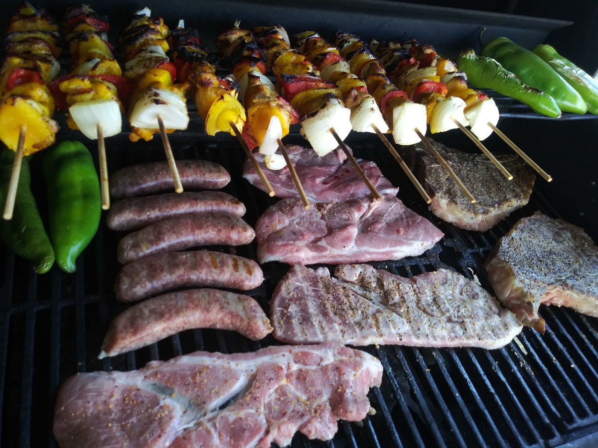 FlyN_Hawaiian14's tweet photo. Getting down on the grill tonight again 🔥🏄😁🤙#FatDaddyTbones #RedPepperYellowPepperSweetOnionChickenKabobs #Brawts #AnaheimPeppers #PorkBladeSteaks #Elotes https://t.co/iFodbueenP
