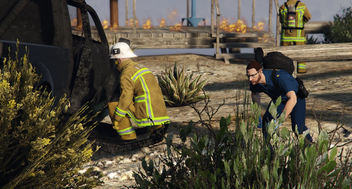 LSFDHQ7's tweet photo. Les pompiers de la Fire Station 7 ont fait preuve de courage et de détermination ce soir lors d'un gros incendie de véhicule, malheureusement une personne est décédée dans l'automobile. 🚨 https://t.co/rq5ZOO1KmA