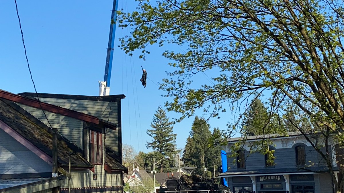 Jim Carey flying on the set of Sonic The Hedgehog 2 filming this week in a Fort Langley. We can’t wait for the scene when Sonic buys an antique chair. 

#SonicTheHedgehog #FortLangley