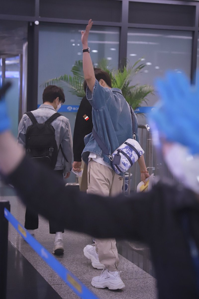 winwinstuff's tweet photo. take care and have a safe flight winwin we love you 💙 https://t.co/RtfWAz7Ywi