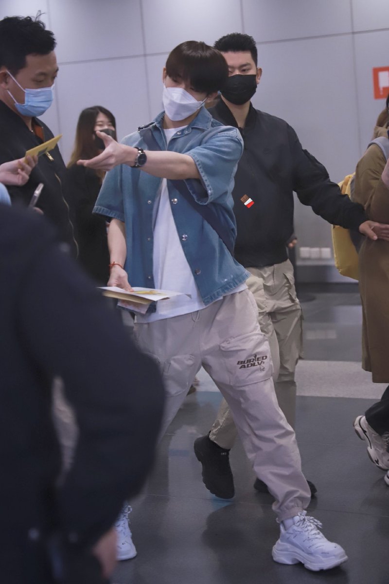 winwinstuff's tweet photo. take care and have a safe flight winwin we love you 💙 https://t.co/RtfWAz7Ywi