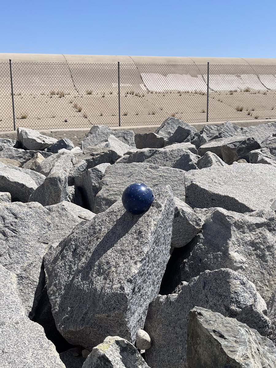 R_V_Gatto's tweet image. Random things seen on patrol….a bowling ball in the middle of nowhere.🤔
#randomthings