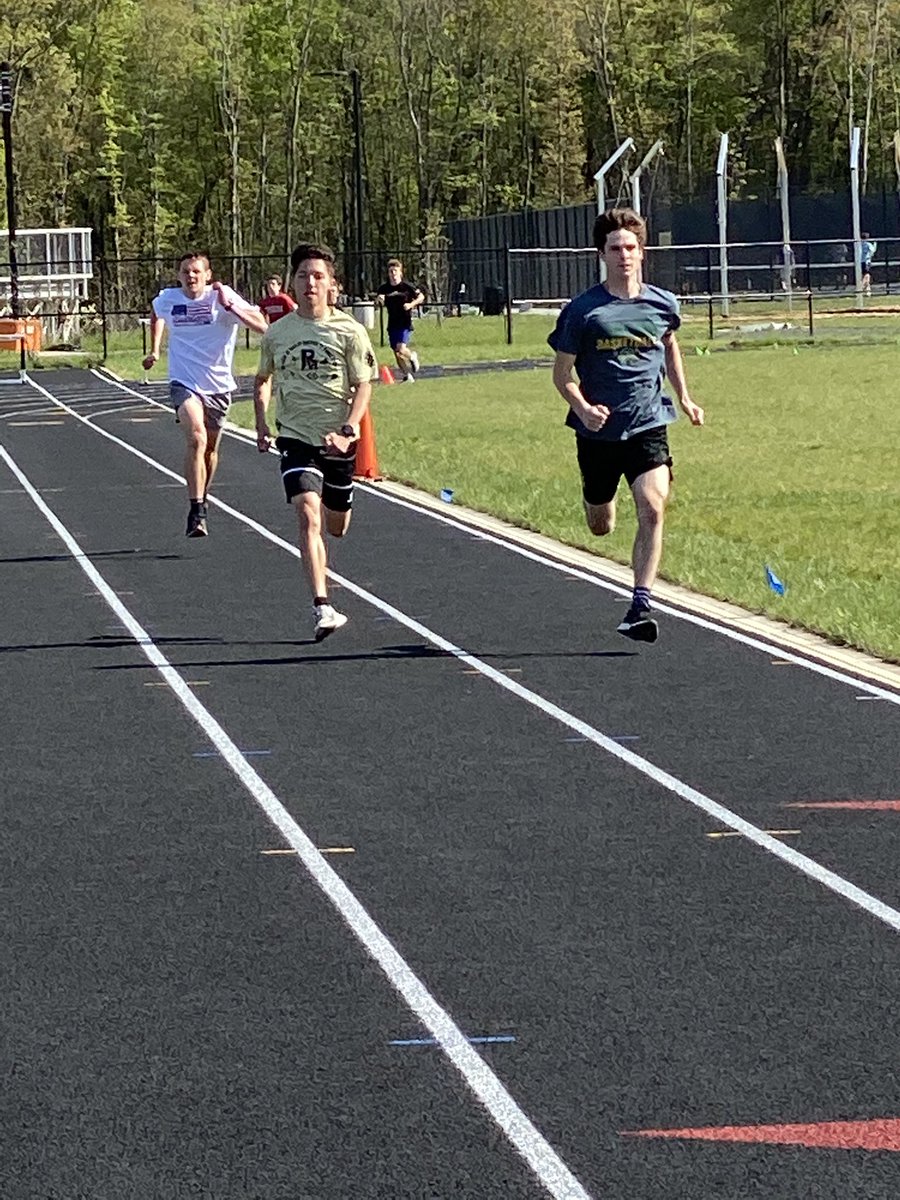 pvi_track's tweet photo. Absolutely gorgeous day for #OneLapMonday! 🖤💛🐾☀️🏃🏻‍♂️🏃🏼‍♀️#RunPanthersRun https://t.co/KmRpkdnVg1