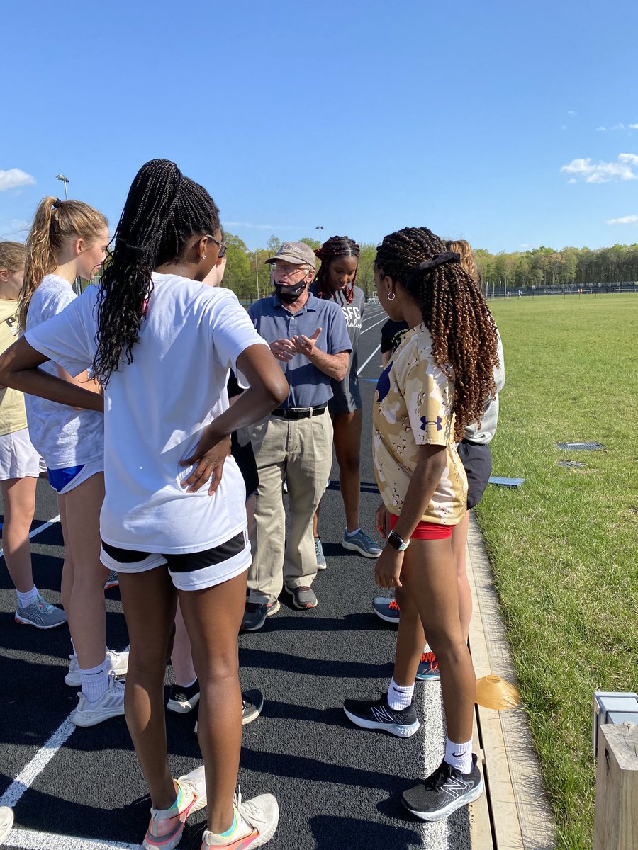 pvi_track's tweet photo. Absolutely gorgeous day for #OneLapMonday! 🖤💛🐾☀️🏃🏻‍♂️🏃🏼‍♀️#RunPanthersRun https://t.co/KmRpkdnVg1