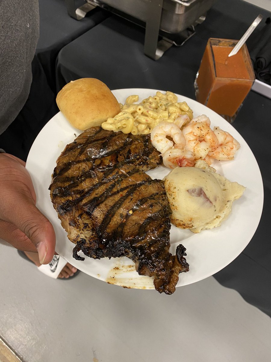 Red team for the win! <a href="/RazorbackFB/">Arkansas Razorback Football</a> winners meal tonight! <a href="/Joe_Foucha/">777</a> <a href="/Gbrooks5_/">greg brooks</a> <a href="/ladarrius_09/">Ladarrius bishop™</a> <a href="/lockdown_2121/">Montaric Brown</a> #devinbush <a href="/iamenochjckson/">Enoch Jackson Jr.</a> <a href="/isaiahnichols93/">Isaiah Nichols</a> #fuelingthehogs