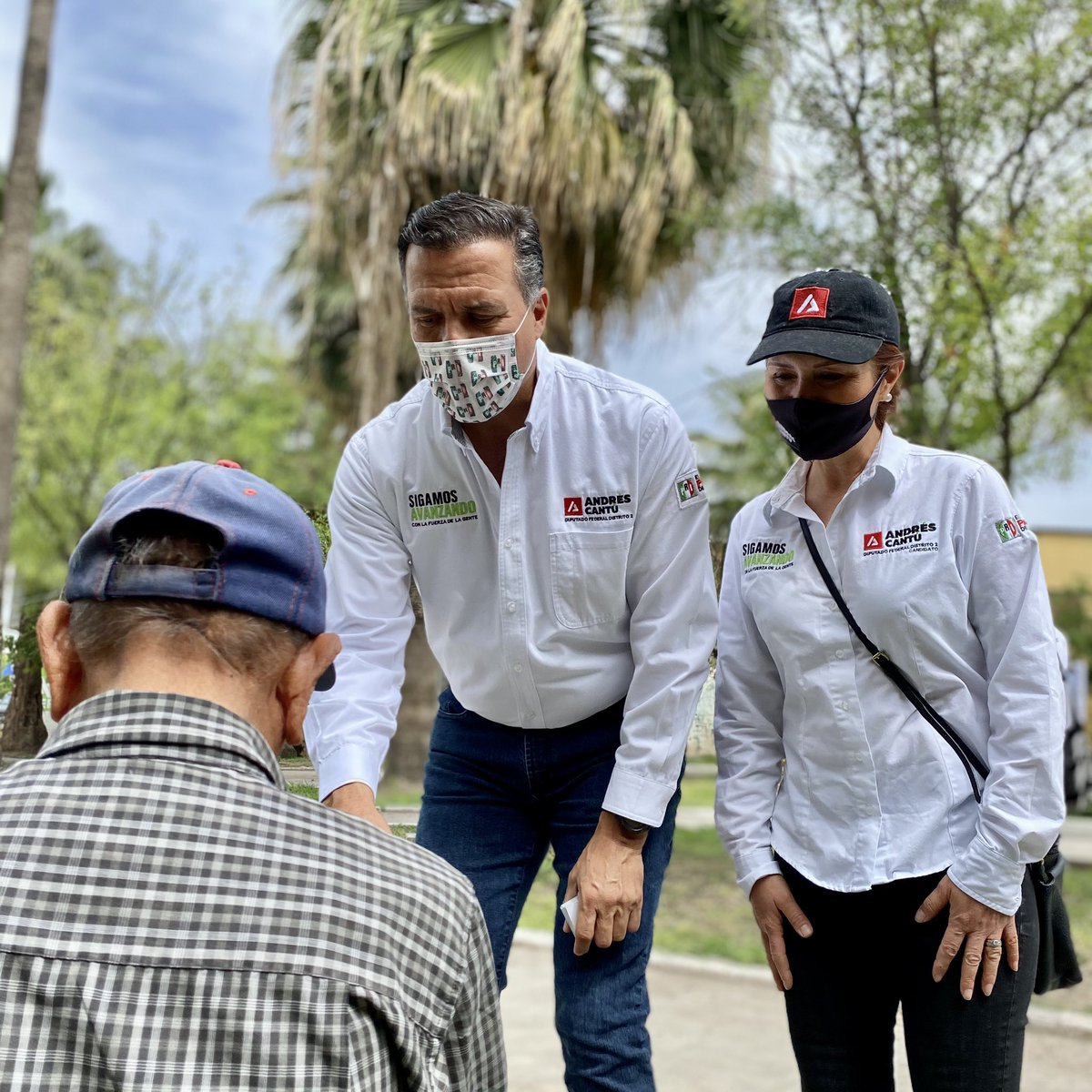 AndresCantuRmz's tweet photo. Un honor hacer equipo con @cesargarzav 
Sin duda en Mezquital y Santa Rosa la gente está con nosotros y el 06 de Junio seguiremos AVANZANDO! 🗳
-
#ConLaFuerzadelaGente
#SeguimosAvanzando➡️
#Distrito2Federal
#Apodaca https://t.co/s6p0so95IA