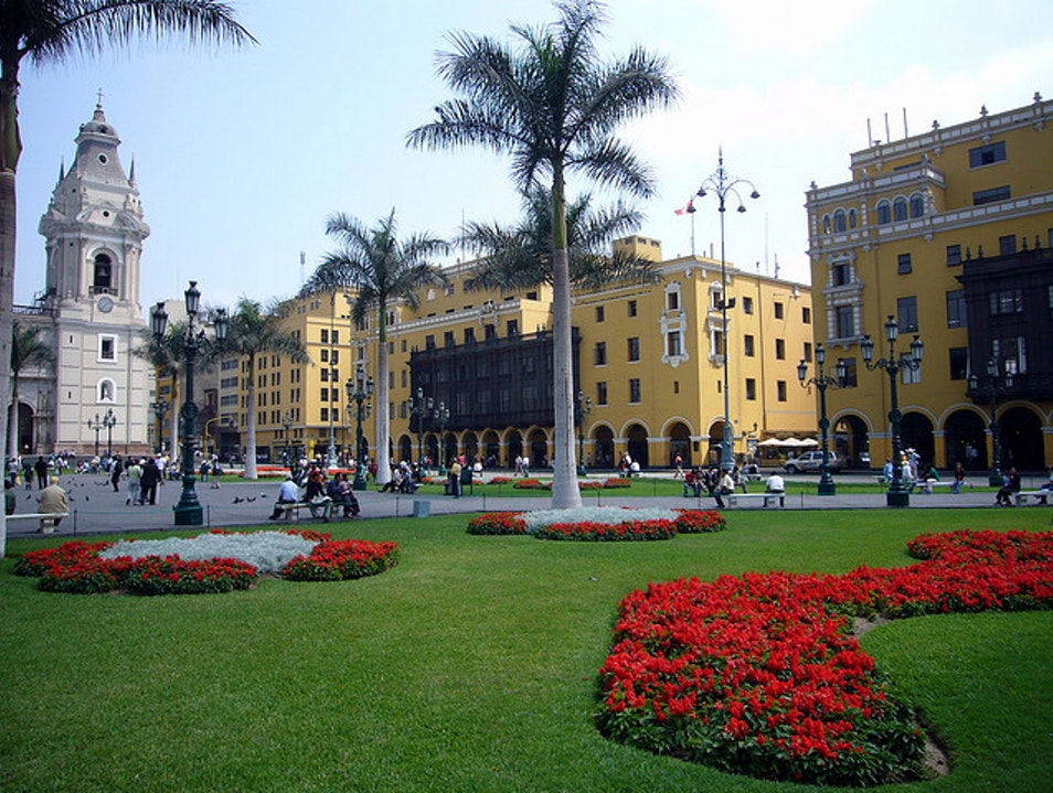 This evening we're checking out the birthplace of the city of Lima, founded in 1535, the Plaza de Armas de Lima. It's located in the historic center of the city & is surrounded by the Government Palace, the Cathedral of Lima and other important historical buildings and gardens.