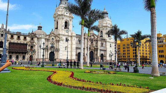 This evening we're checking out the birthplace of the city of Lima, founded in 1535, the Plaza de Armas de Lima. It's located in the historic center of the city & is surrounded by the Government Palace, the Cathedral of Lima and other important historical buildings and gardens.