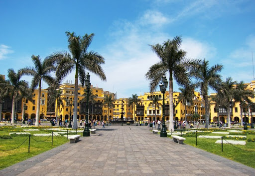 This evening we're checking out the birthplace of the city of Lima, founded in 1535, the Plaza de Armas de Lima. It's located in the historic center of the city & is surrounded by the Government Palace, the Cathedral of Lima and other important historical buildings and gardens.