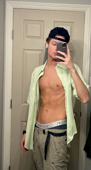 1 pic. Do u guys like my new shirt? https://t.co/O7vwwxiw6V