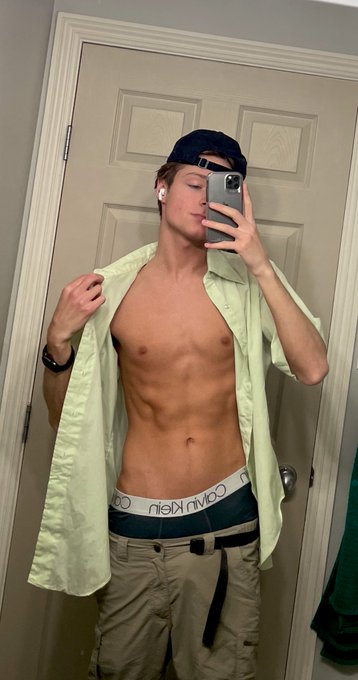 2 pic. Do u guys like my new shirt? https://t.co/O7vwwxiw6V