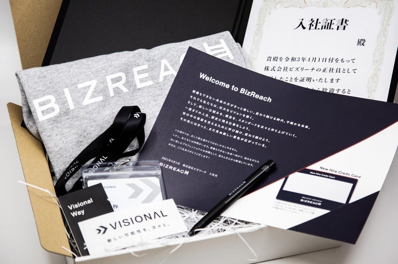 All Visional オール ビジョナル オンライン入社式で 事前に入社者の自宅に届けられた Welcome Box について紹介します 入社証書 社員証 メッセージカード ビズリーチtシャツなどがセットになっています 各デザインは 新卒入社3年目のデザイナー All Visional オール ビジョナル オンライン入社式で 事前に入社者の自宅に届けられた Welcome Box について紹介します 入社証書 社員証 メッセージカード ビズリーチtシャツなどがセットになっています 各デザインは 新卒入社3年目のデザイナー