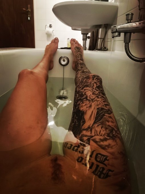 Guten Morgen meine Lieben, bin schon aus dem Bett gefallen 😝 https://t.co/kK6A6VhxSo