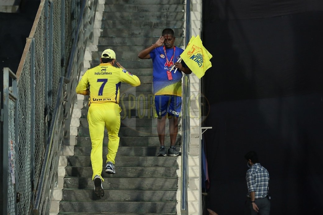 TeluguMSDians's tweet photo. Best picture From Yesterday's Match😍

#MSDhoni • #WhistlePodu • @msdhoni • @ChennaiIPL https://t.co/vZMlB5THLl
