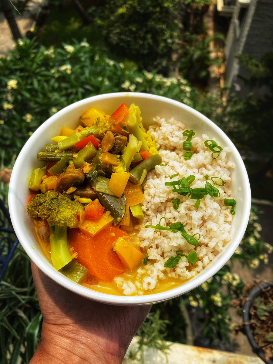 🥗 Lunch Today
♥️ Eat a rainbow everyday 🌈 
🥕Vegetable Moilee
🍚 Brown Rice
#eatarainbow 
#eatarainboweveryday

Recipe for veg moilee

kannammacooks.com/vegetable-moil…