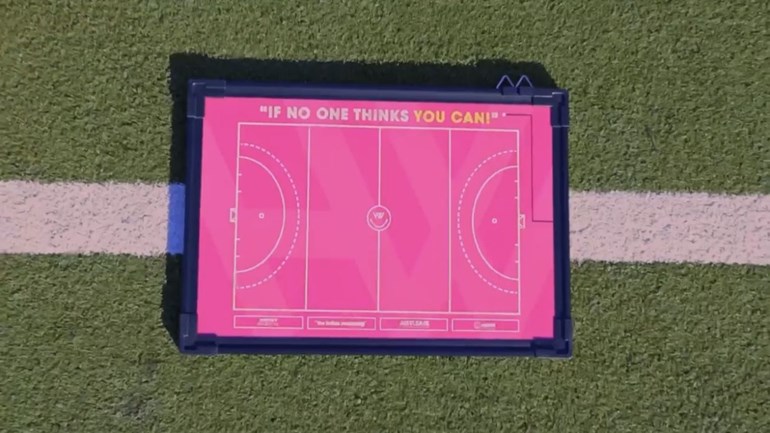 Eigenaar Hockeywerkt in tranen over roze hockeyveld: ‘Ik heb zo veel spijt’ rtvn.gr/XBjY