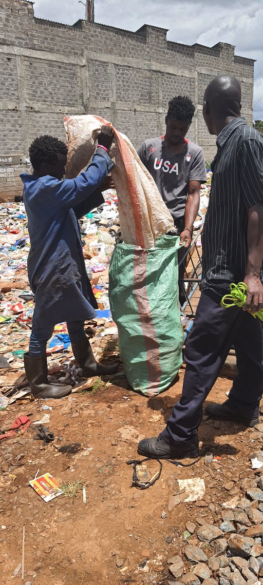 Our team together with <a href="/CEJADKenya/">CEJAD KENYA</a> <a href="/AfricanSustain3/">African Sustainability Network</a> joined <a href="/SGGCKENYA/">Slums Going Green And Clean Africa</a> over the weekend in their quest to restore our planet. Poor waste disposal is a threat to human health &amp; planet. No proper dumpsite. <a href="/NemaKenya/">NEMA Kenya</a> <a href="/NMS_Kenya/">Nairobi Metropolitan Services, NMS</a> will you act? #EarthDay2021 <a href="/Greenpeaceafric/">Greenpeace Africa</a> <a href="/KenyaSafi/">Kenya Safi</a>