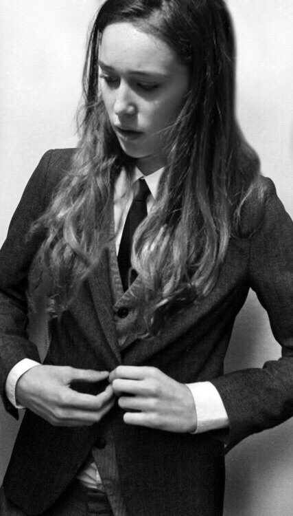 L_ight_L's tweet photo. Alycia Debnam-Carey en traje >>>>>> todo el cosmos https://t.co/x74buIK8S3