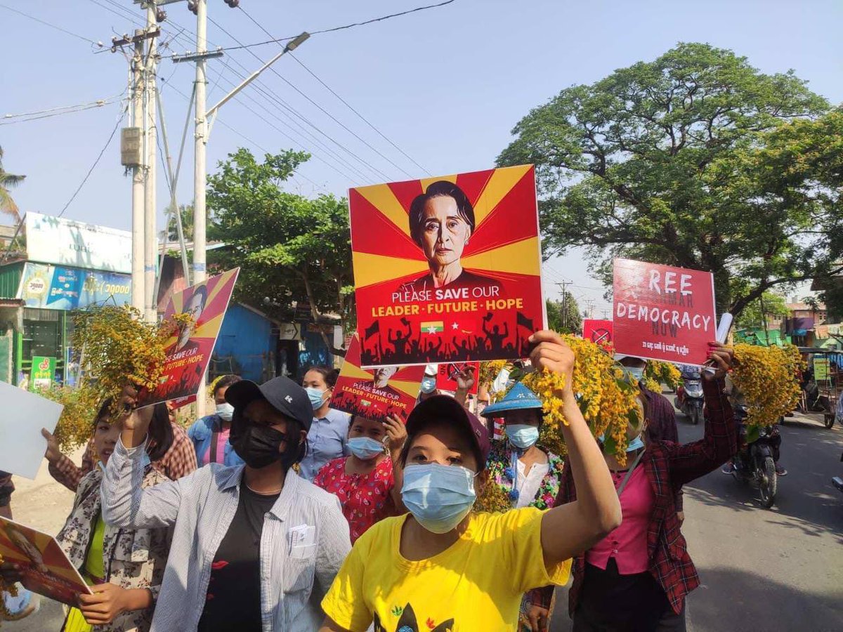 muangnu2's tweet photo. In Kale, Sagaing, Anti-coup protesters marched around town peacefully with “Padauk Flowers” in defiance of Genocidal Military and staged #ASEANrejectSAC this morning.
#Apr20Coup
#WhatsHappeningInMyanmar https://t.co/6C9TueWcE0