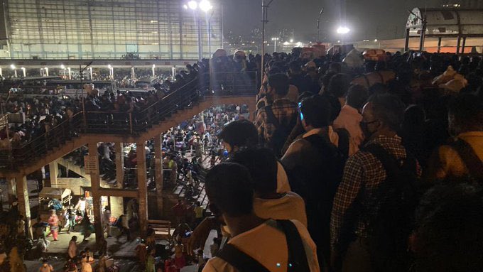 priyankagandhi's tweet photo. कोविड की भयावहता देखकर ये तो स्पष्ट था कि सरकार को लॉकडाउन जैसे कड़े कदम उठाने पड़ेंगे लेकिन प्रवासी श्रमिकों को एक बार फिर उनके हाल पर छोड़ दिया। क्या यही आपकी योजना है?

नीतियां ऐसी हों जो सबका ख्याल रखें। गरीबों, श्रमिकों, रेहड़ी वालों को नकद मदद वक्त की मांग है। कृपया ये करिए https://t.co/GtvWKF6mAT