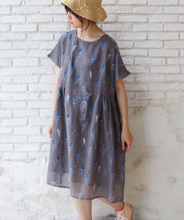 Bleu Bleuet ブルーブルーエ 公式 ふわふわ漂うクラゲが幻想的なワンピース ふんわりしたシルエットで1枚でもデニムなどと合わせても 後ろのボタンを留めればすっきりと違ったシルエットが楽しめます クラゲ柄2way ワンピース T Co Bleu Bleuet ブルーブルーエ 公式 ふわふわ漂うクラゲが幻想的なワンピース ふんわりしたシルエットで1枚でもデニムなどと合わせても 後ろのボタンを留めればすっきりと違ったシルエットが楽しめます クラゲ柄2way ワンピース T Co