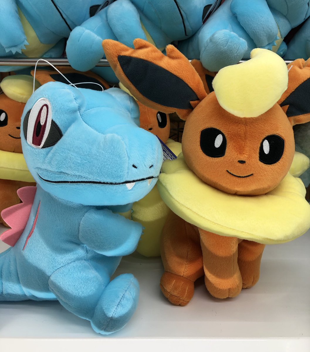 タイトーステーション渋谷 大人気 ポケットモンスター より しっぽみて でっかいぬいぐるみ ブースター ワニノコ 全2種 が新登場いたしました タイトー タイステ 渋谷 ポケモン プライズ ぬいぐるみ
