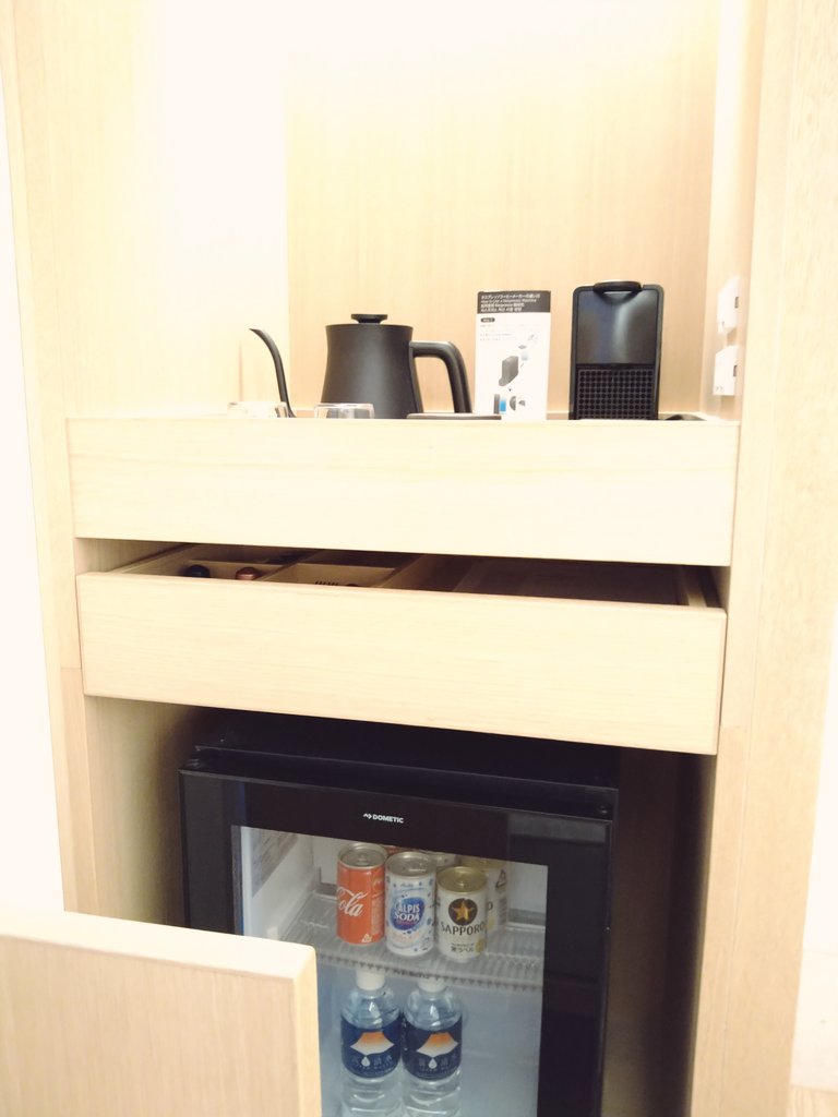 ｔｏｒｉコ Tsuki 東京宿泊記 お部屋は檜風呂がついたタイプにした 檜風呂は広々していて最高 部屋の冷蔵庫 に入っていた飲み物は無料 朝食付きプランでなんと刷毛じょうゆ海苔弁山登りの海苔弁当付き ホテルの方がチンしてくれましたのでホカホカを