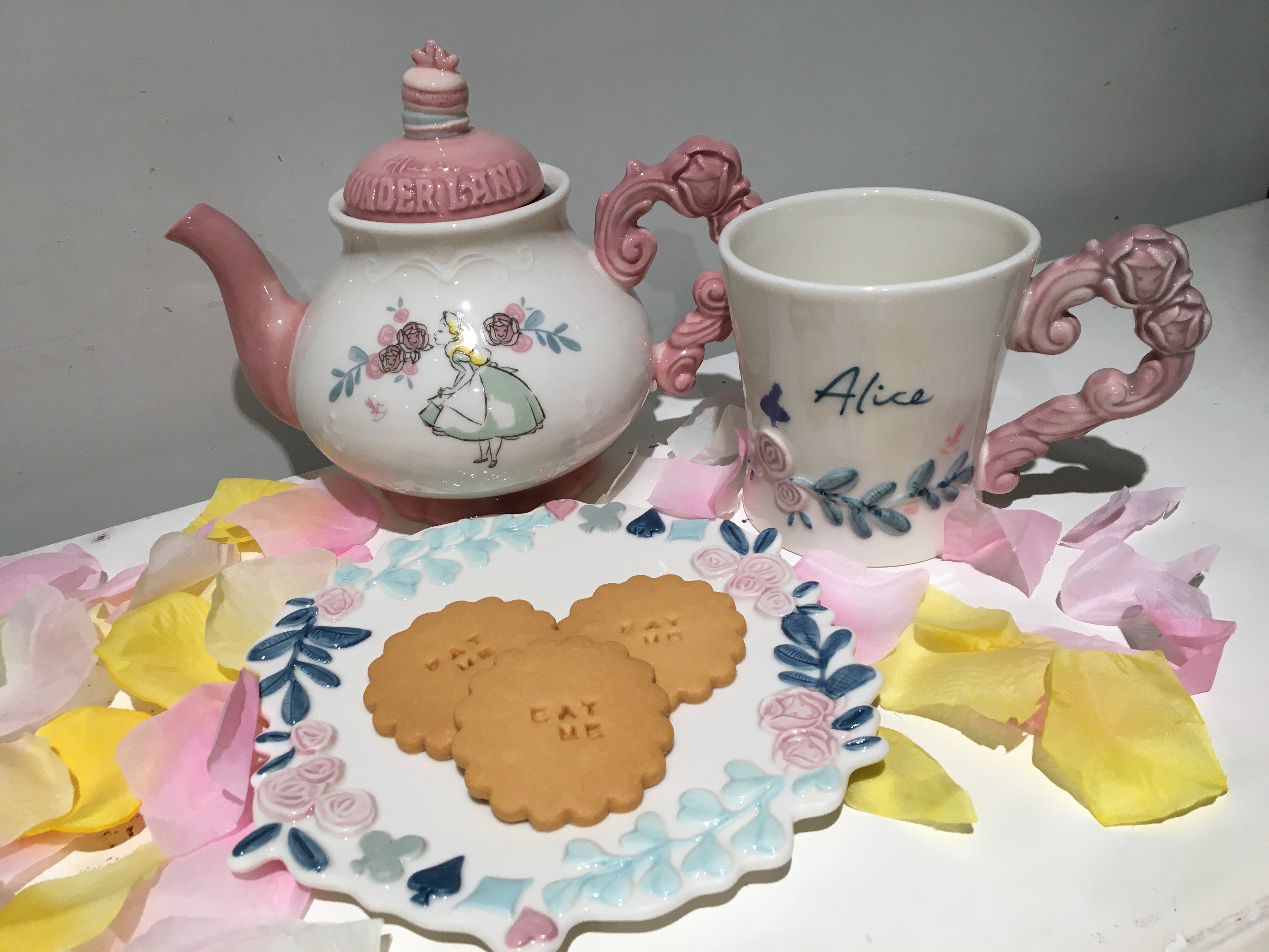 Alice On Wednesday 水曜日のアリス 水曜日のアリス名古屋 New ディズニーアリスの可愛いティーセットが登場 お茶会のおともにいかがですか 他にも種類ございますので 是非不思議の国に遊びに来て下さいね ティーポット 3 278 税込