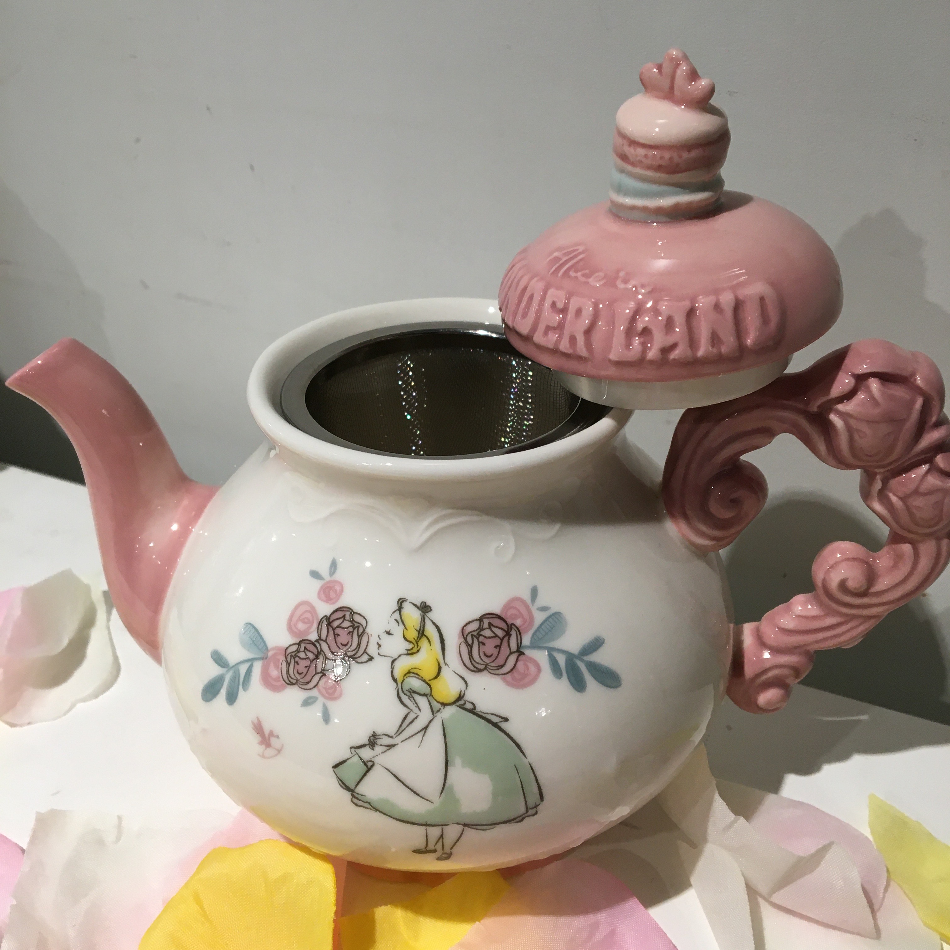 Alice On Wednesday 水曜日のアリス 水曜日のアリス名古屋 New ディズニーアリスの可愛いティーセットが登場 お茶会のおともにいかがですか 他にも種類ございますので 是非不思議の国に遊びに来て下さいね ティーポット 3 278 税込