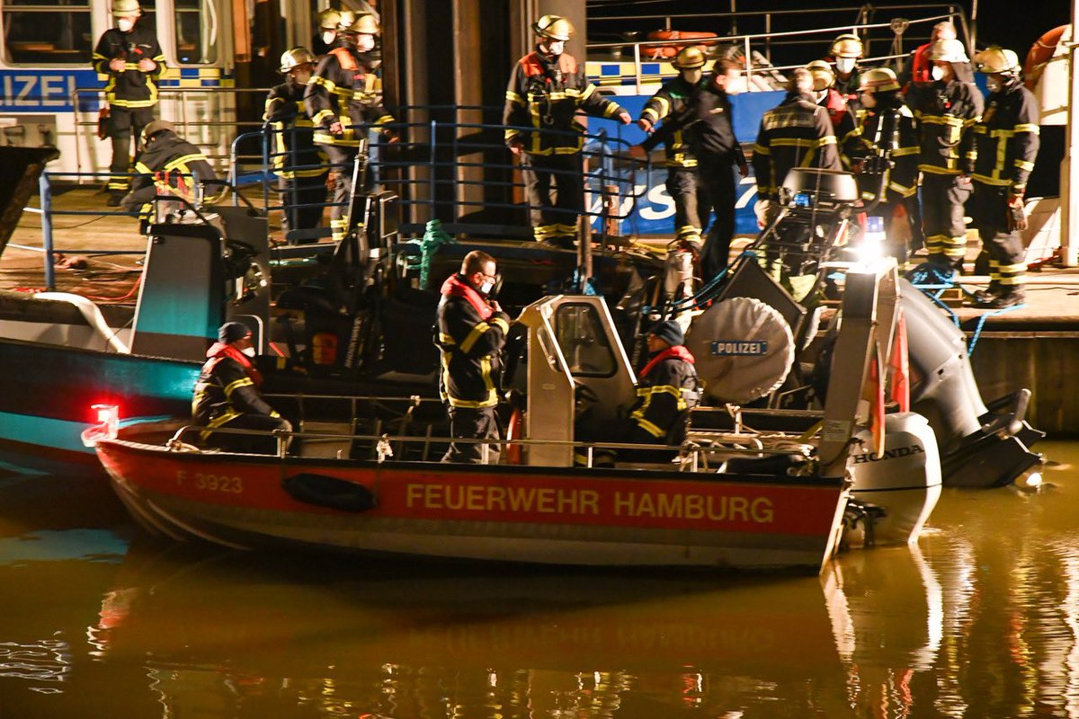EbnerFoto's tweet photo. Hamburg Aktuell.  
#Einsatzfuerhamburg 
SEK #Boot der #Polizei droht zu Sinken    
Massiver #Wassereinbruch 
#Feuerwehr konnte ein Sinken verhindern.@FeuerwehrHH @PolizeiHamburg @PolizeiHamburg @BILD_Hamburg  @BILD_News @hamjoeburg https://t.co/RPqhTkoVuB
