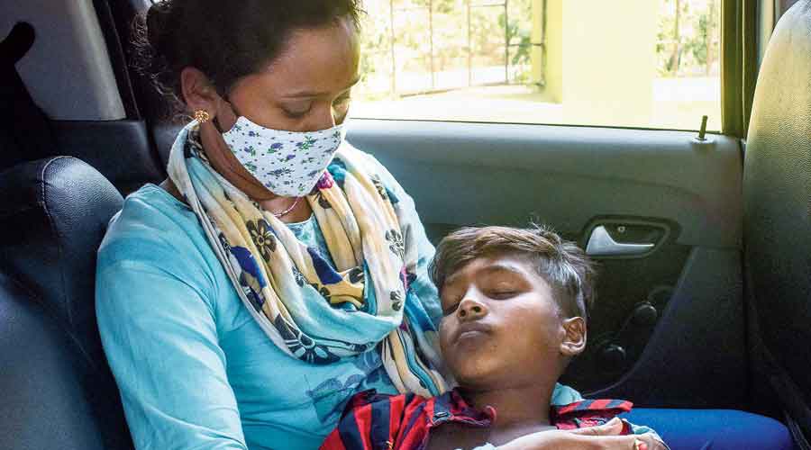 AabidMagami's tweet photo. 10-year-old Mahadev Sharma beaten by BJP worker for refusal to chant ‘Jai Shri Ram’ in West Bengal. #ModiResign #ModiResignOrRepeal https://t.co/6guS9K46K0