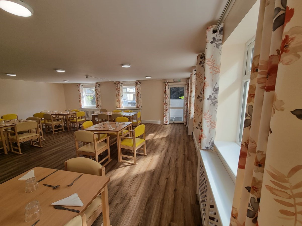 BridgeInteriorC's tweet image. Project Complete ✔️

These eyelet curtains not only help to control the light coming in from the number of windows, they pair beautifully with the existing dining hall furniture within this care home. 

#projectcomplete #carehome #interiordesign #contractcurtains #floral