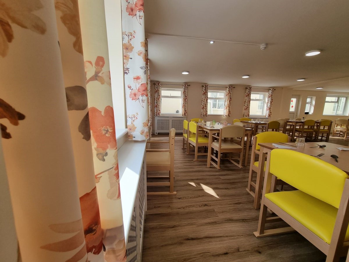 BridgeInteriorC's tweet image. Project Complete ✔️

These eyelet curtains not only help to control the light coming in from the number of windows, they pair beautifully with the existing dining hall furniture within this care home. 

#projectcomplete #carehome #interiordesign #contractcurtains #floral
