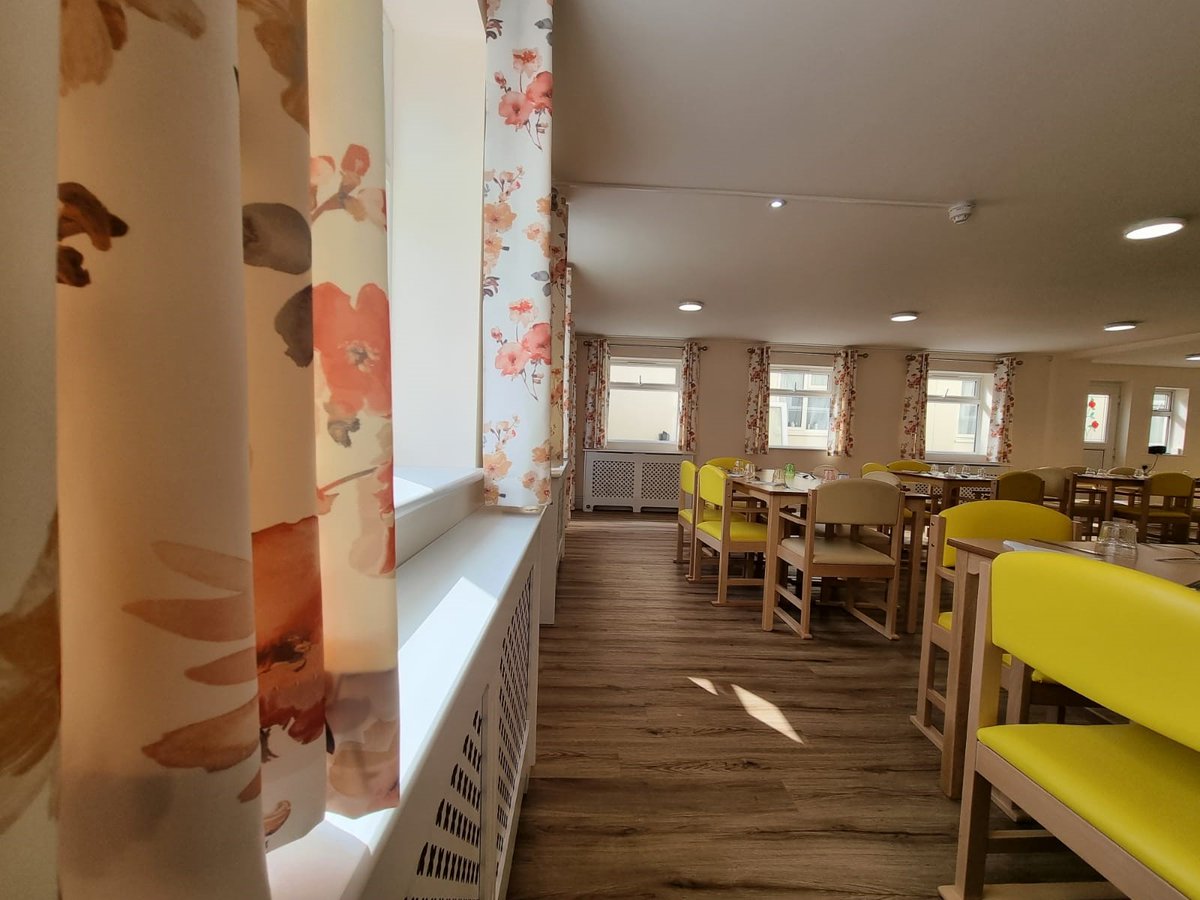 BridgeInteriorC's tweet image. Project Complete ✔️

These eyelet curtains not only help to control the light coming in from the number of windows, they pair beautifully with the existing dining hall furniture within this care home. 

#projectcomplete #carehome #interiordesign #contractcurtains #floral