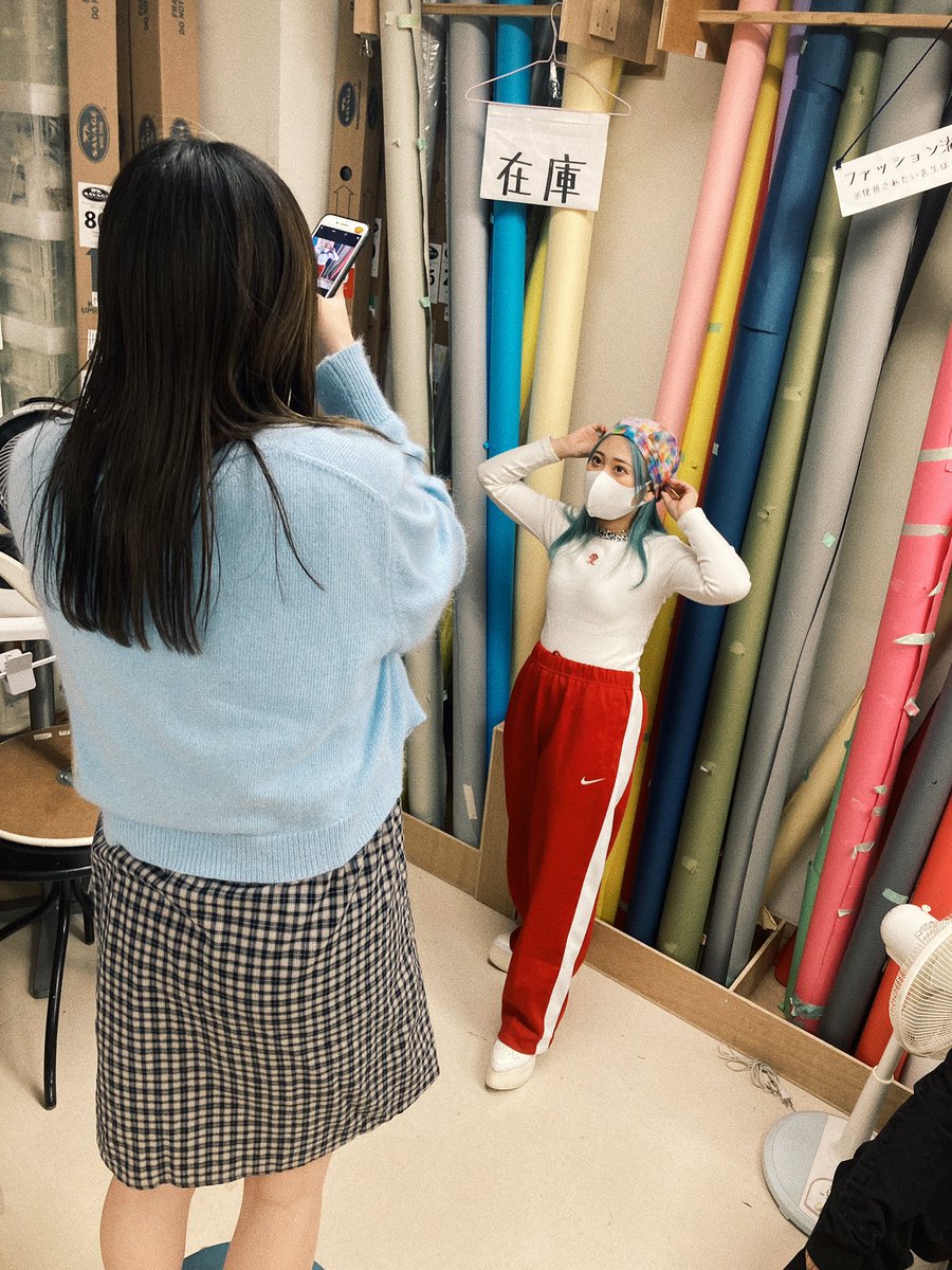 bunka_fp's tweet photo. 【休み時間】プロモーションフォト
プロモーションフォト休憩中に突然写真を撮り始める2人。私が動くとTwitterが動くと言われる始末。フォローしなさいよ!
#bunka_fc #文化服装学院 #ファッションプロモーションコース #FPコースの授業 #FP1期生の日常 #FPの面白い人たち https://t.co/DDdVu00VV4