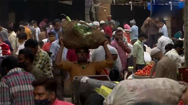 JagbaniOnline's tweet photo. ਦਿੱਲੀ ’ਚ ਬਾਜ ਨਹੀਂ ਆ ਰਹੇ ਲੋਕ, ਤਾਲਾਬੰਦੀ ਤੋਂ ਬਾਅਦ ਵੀ ਸਬਜ਼ੀ ਮੰਡੀ ’ਚ ਲੱਗੀ ਭਾਰੀ ਭੀੜ
https://t.co/1mb9HihQEO
#Vegetablemarket #Daryaganj #Delhilockdown #Socialdistancingnorms #Nationalcapital #Tuesdaymorning https://t.co/UpZVPQSkTk
