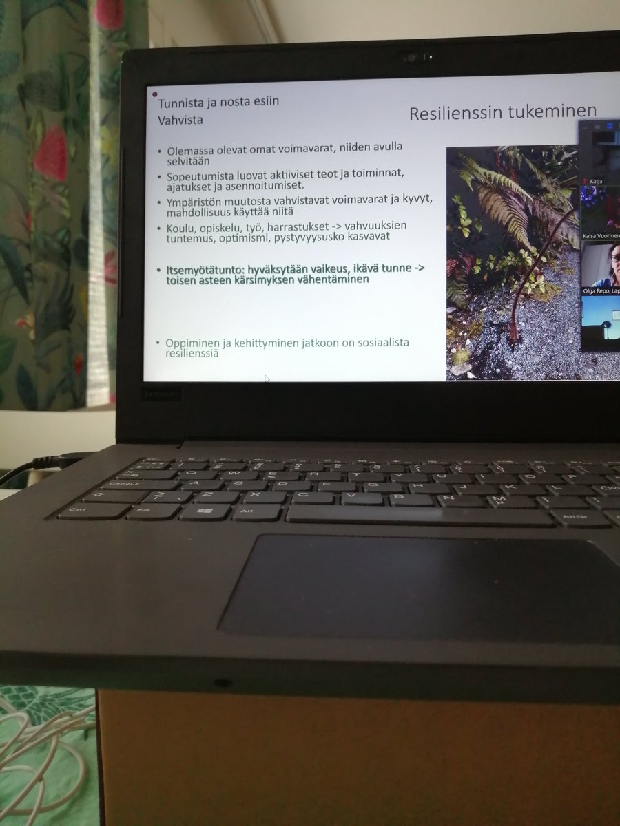 NeitiTimlin's tweet photo. Psykologiassa resilienssi tarkoittaa psyykkistä palautumiskykyä, jota toisilla on enemmän ja toisilla vähemmän. Miten voisin vahvistaa omaa resilienssiä?
Kiitos mielenkiintoisesta luennosta @KaisaVuo 🥰 #positiivinenpedagogiikka #resilience #huomaahyvä https://t.co/MJe1MfimXd