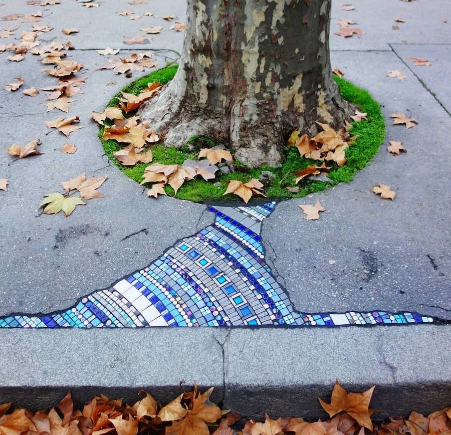 In Lyon, an artist nicknamed Emem fills the pavement holes with mosaics. A man calls it the art of flacking - filling the sidewalks with small colourful ceramic tiles. In France it is called a ′′ pavement surgeon ", who heals the wounds of the city streets since 2016