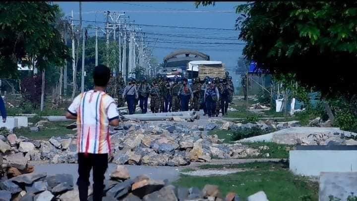 IrrawaddyNews's tweet photo. Junta forces dispersed anti-regime protesters in Narnattaw ward in #loikaw , the capital of #kayahan  State, at around 7 a.m. on Apr. 19. They removed makeshift barricades and chased anti-regime protesters into houses. (Photo: CJ) 

#WhatsHappeningInMyanmar https://t.co/i35ABj13eD
