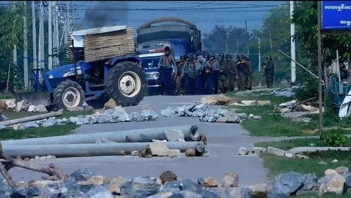 IrrawaddyNews's tweet photo. Junta forces dispersed anti-regime protesters in Narnattaw ward in #loikaw , the capital of #kayahan  State, at around 7 a.m. on Apr. 19. They removed makeshift barricades and chased anti-regime protesters into houses. (Photo: CJ) 

#WhatsHappeningInMyanmar https://t.co/i35ABj13eD