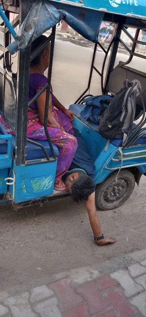 टोक्यो उर्फ वाराणसी की ये तस्वीरें.... सब कुछ बयां कर रही हैं, प्रधानमंत्री मोदी जी के क्षेत्र की असलियत। 

माँ गंगा की सौगंध खाने वाला उनका पुत्र नदारद है।
 
ई-रिक्शा में बेटे का शव लेकर जा रही मां को बेटे की मौत के बाद एम्बुलेंस तक नसीब नहीं हुई।  #COVID19 #COVID19India