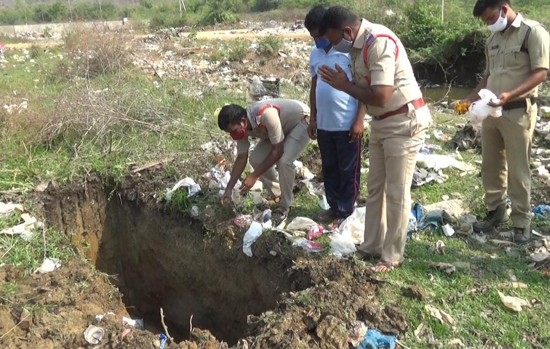 TelanganaCOPs's tweet photo. అసలే #Corona.. మనిషిని చూస్తే.. మనిషే భయపడి దూరంగా జరుగుతున్న కష్టకాలం..!!
ఇలాంటి పరిస్థితుల్లో ఓ అనాద మృతదేహానికి అంత్యక్రియలు నిర్వహించి మానుకోట పోలీసులు తమ మానవత్వాన్ని చాటుకున్నారు. https://t.co/EpqMxDyMAe