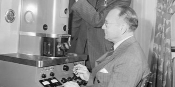 Black and white photo of Dr Vladimir Zworykin using a electron microscope